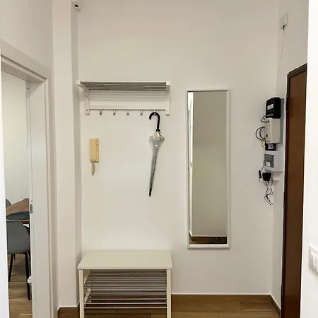Iris Apartment *